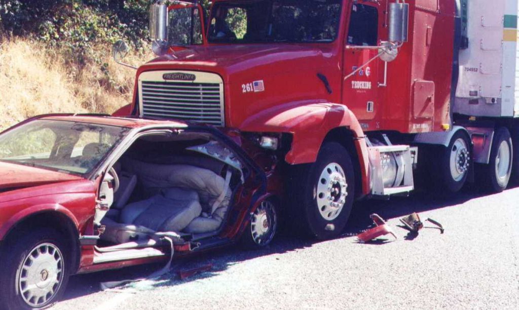 El Mejor Bufete Legal de Abogados de Accidentes de Semi Camión, Abogados Para Demandas de Accidentes de Camiones La Mirada California